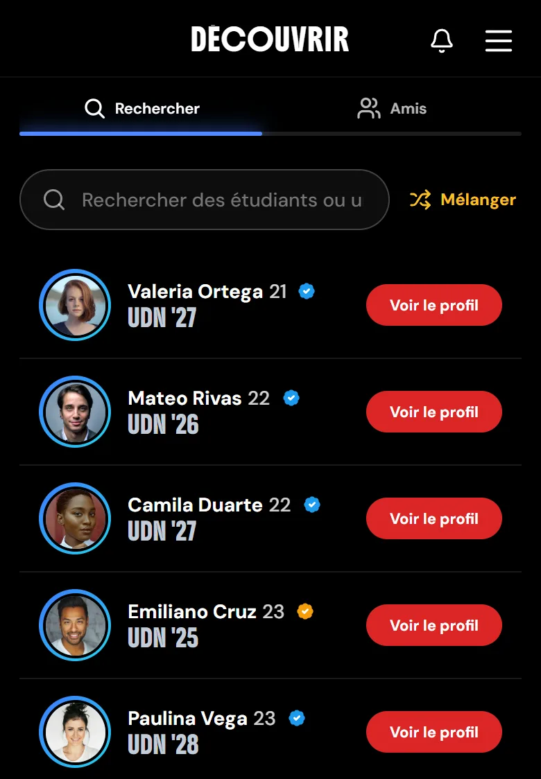 L'ecran Decouvrir d'UndrGradz : l'onglet Rechercher, avec un champ de recherche et une liste d'etudiants verifies de la meme universite, chacun avec photo, nom, age, badge de verification, ecole et annee de diplome, et un bouton Voir le profil.